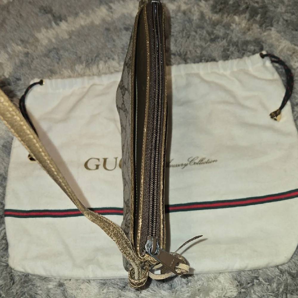 Gucci Signature Monogram Supreme Shoulder Bag in Brown and Cream - Picture 14 of 16